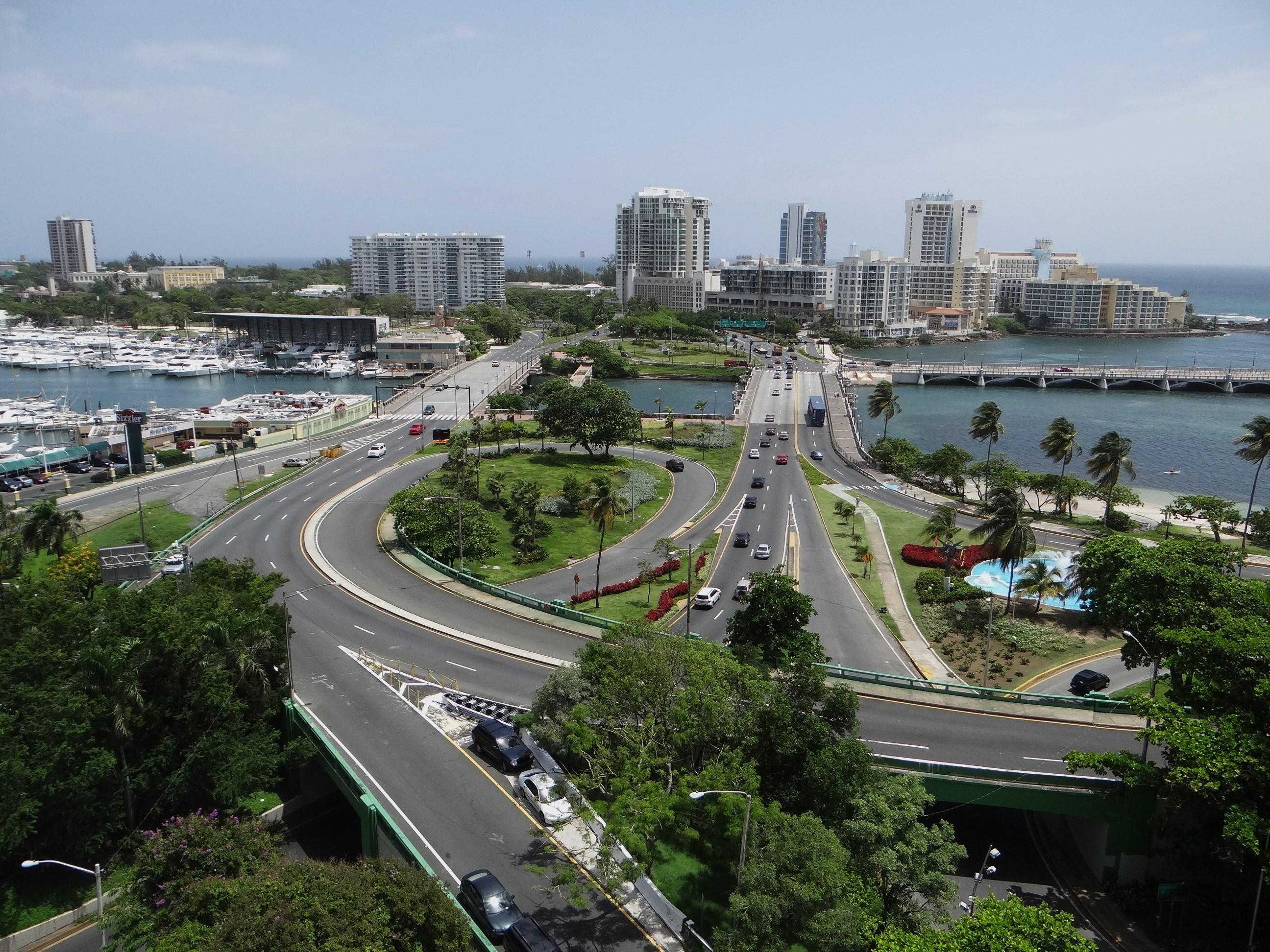 Vista desde la azotea del Edificio del Departamento de Justicia - San Juan (Miramar) - 2013 00008